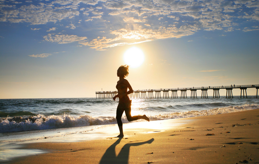 三亚旅游夕阳下的奔跑
