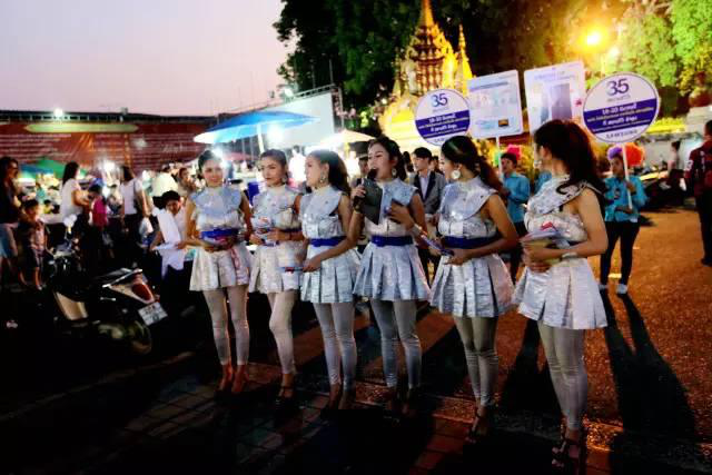 帮忙推销的女孩子