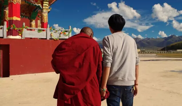 揭秘藏传佛教，天葬台的对话、微笑的小喇嘛和草原露营