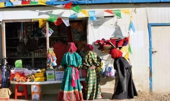 纳木措扎西岛上的牧民商店