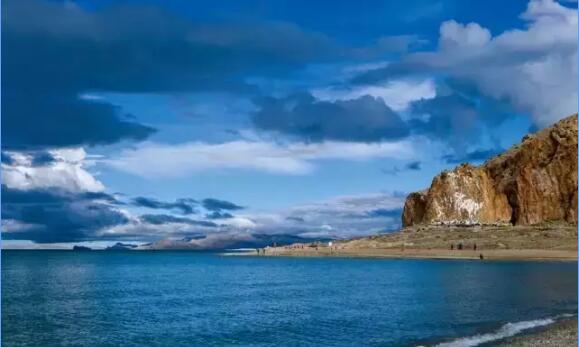 纳木措湖边的游客