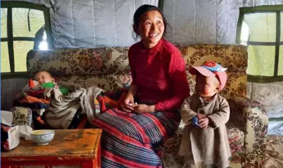 藏北草原牧女带着小孩开起帐篷茶馆