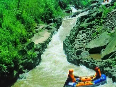 綦江万佛峡漂流游