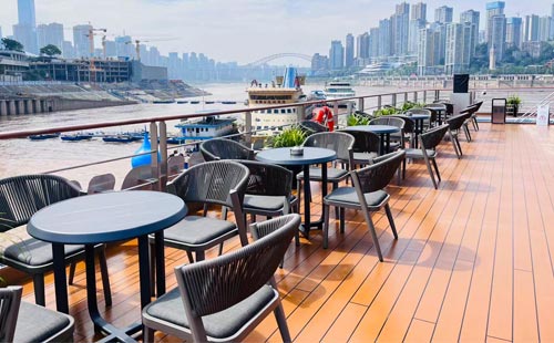 世纪绿洲俱乐部甲板