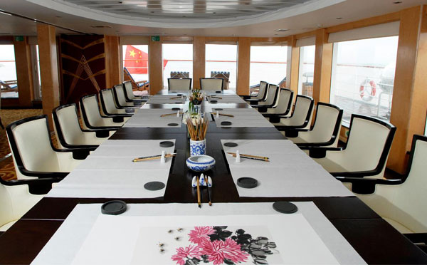 长江探索号会议室